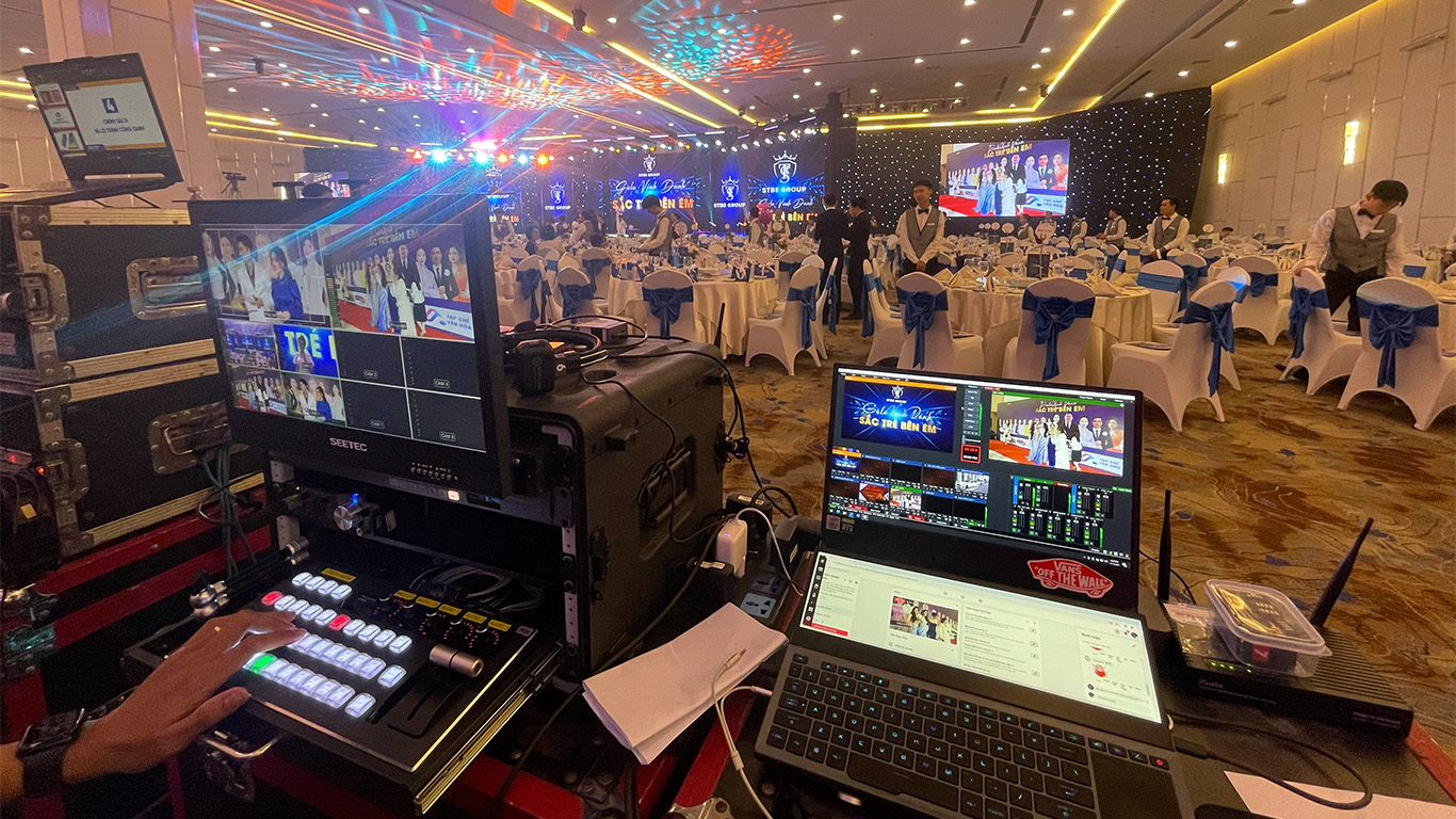 Kỹ thuật viên xử lý âm thanh chuẩn studio cho dịch vụ livestream hội thảo